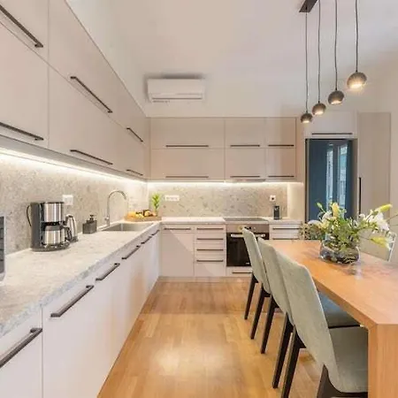 Trendy Athenian Apartment *